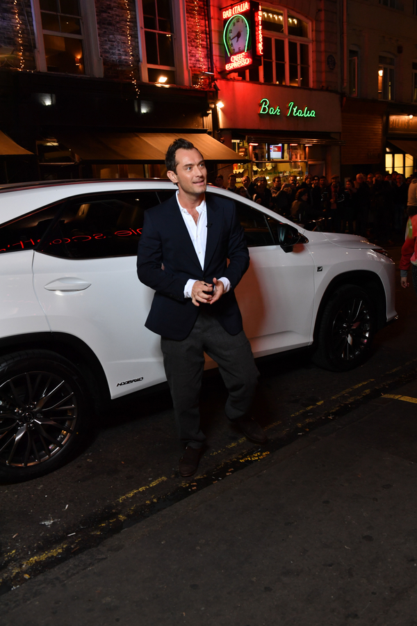 LEXUS И Джуд Лоу представили импровизированную театральную постановку