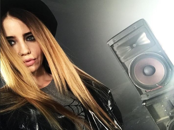 Дорофеева показала длинные ноги в коротких шортах на съемках рекламы