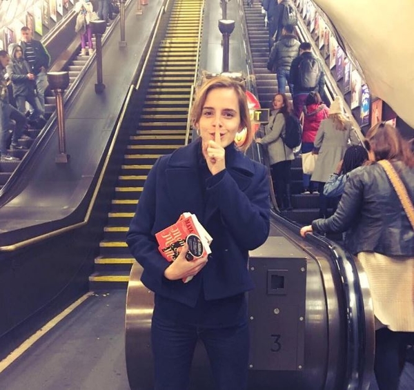 Эмма Уотсон устроила книжную акцию в лондонском метро