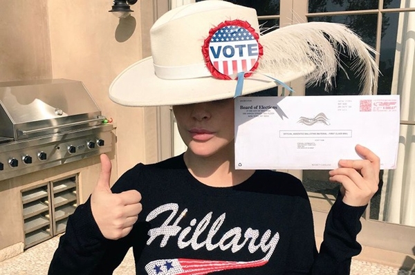 Американские звезды досрочно проголосовали за президента США