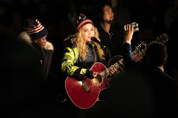 Выборы в США: Мадонна устроила сюрприз для Клинтон
