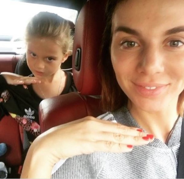 Сєдокова в США заспівала у дуеті з молодшою донькою