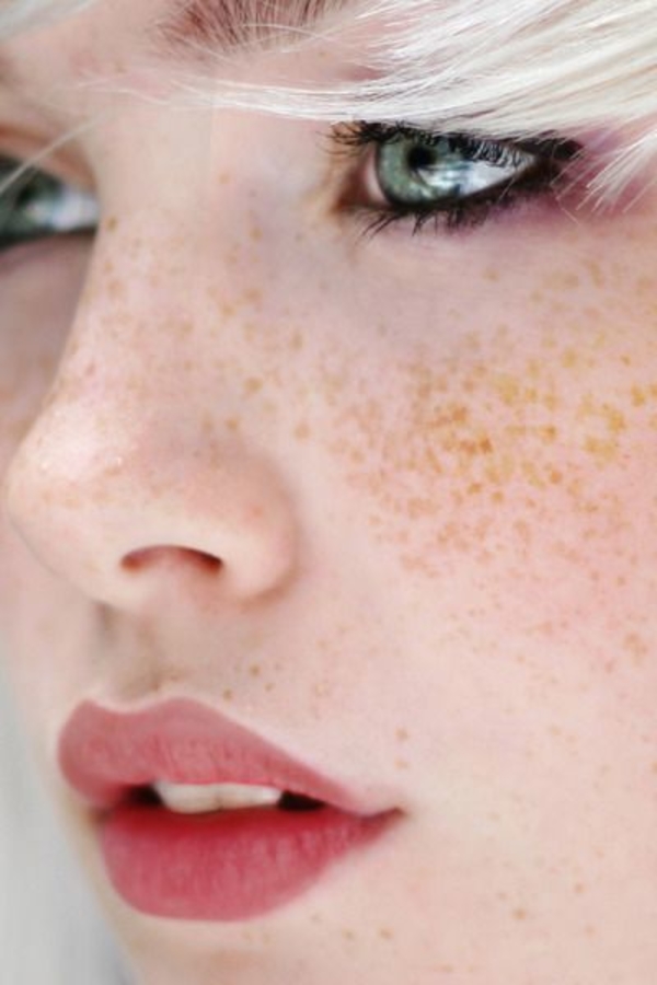 Как ухаживать за обветренными губами: три полезных совета