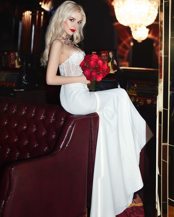 Участница группы ВИА Гра примерила образ Девушки Джеймса Бонда