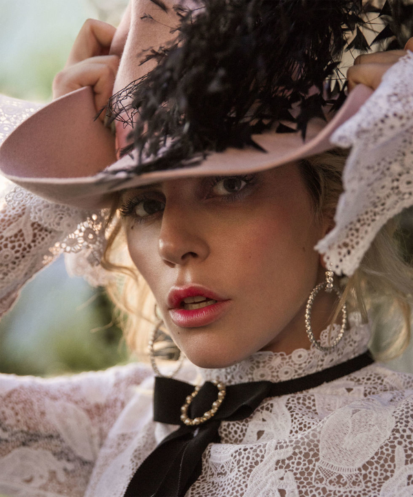 Lady Gaga украсила обложку американского Harper's Bazaar
