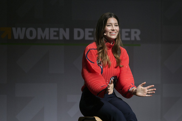 Джессика Бил отметила два миллиона подписчиков в Instagram прыжком в воду