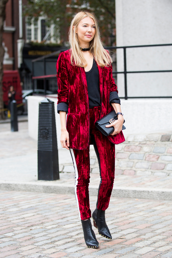 Как носить вещи из бархата и не выглядеть старомодно