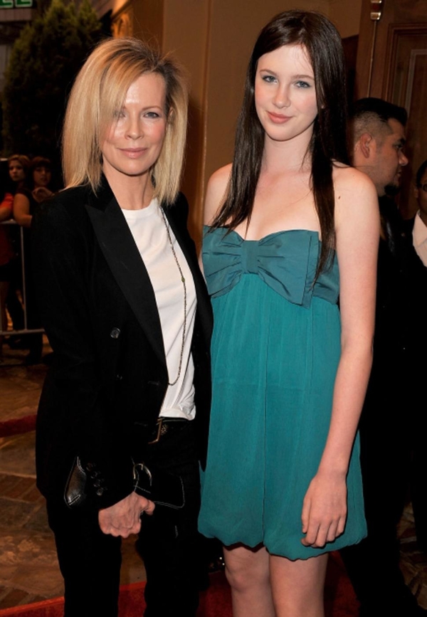 ТОП-10 звезд, которые родили после 40