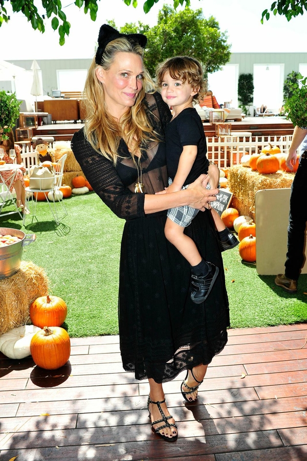 ТОП-10 звезд, которые родили после 40