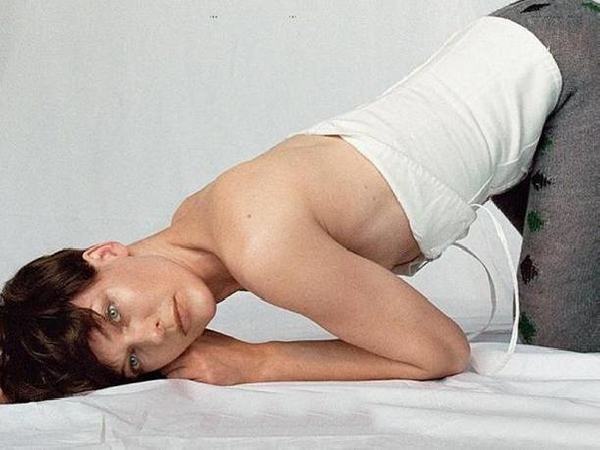 40-летняя Милла Йовович полностью обнажила грудь для глянца