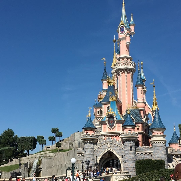 Путешествие в сказку: Диснейлейнды мира