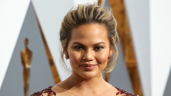 Крисси Тейген не надела белье под откровенное платье