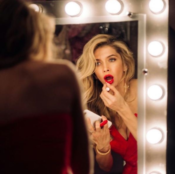 Вера Брежнева поделилась пикантным фото с бэкстэйджа модного фотосета