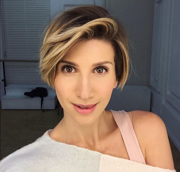 Анита Луценко поделилась пикантным фото в бикини