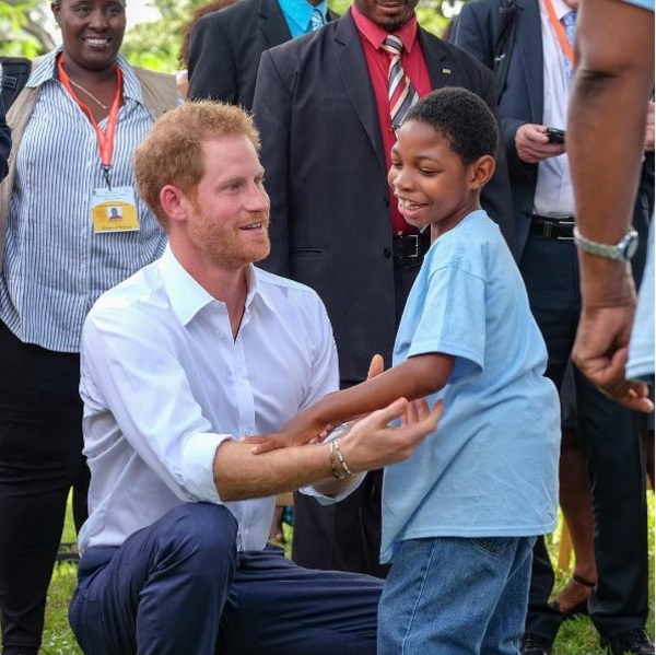 На Карибах люди протестуют против принца Гарри