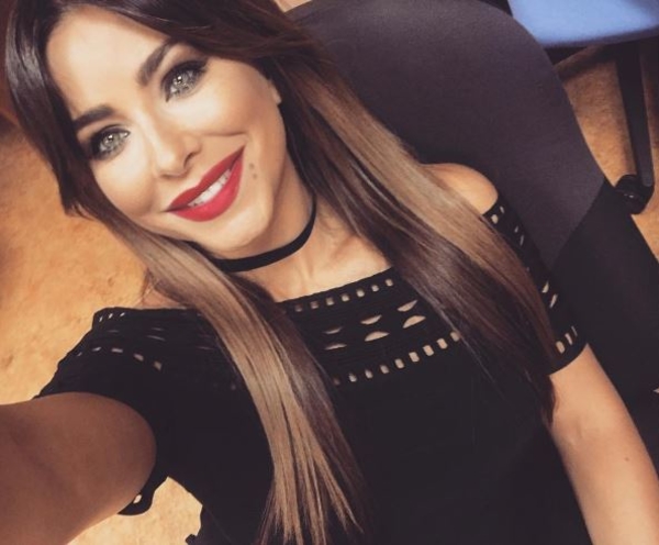 Ани Лорак швырнула тортом в возбужденного фаната