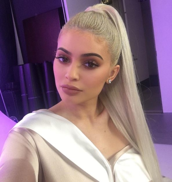 Кайли Дженнер похвасталась стройными ногами в мини