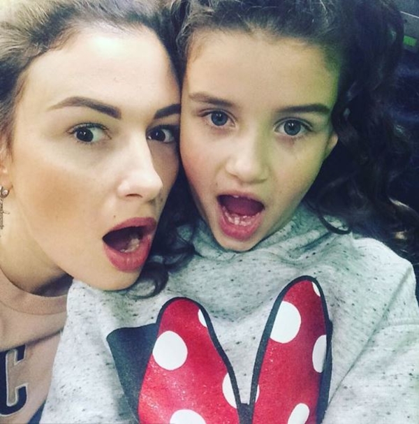 Приходько с дочерью появились на публике в одинаковых платьях