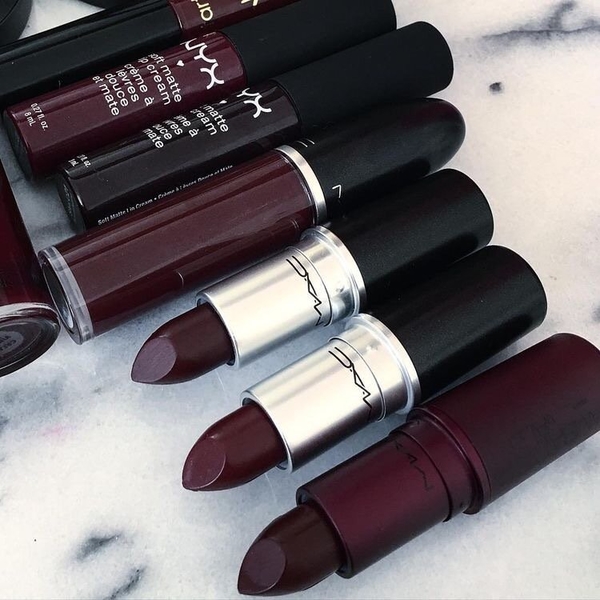 Три beauty-трюка с помадой, которые стоит попробовать сейчас