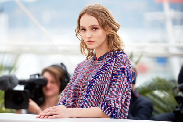 Дочь Деппа обнималась с Лагерфельдом на съемках