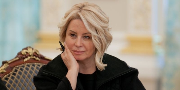 Анна Герман вышла в эфир телеканала с портретом Фиделя Кастро