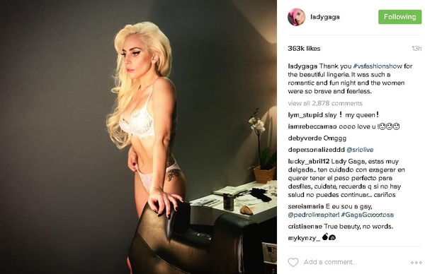 Lady Gaga сменила за вечер три наряда и разделась для поклонников