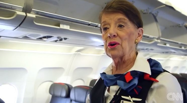 Возраст не помеха: журналисты нашли самую старую стюардессу