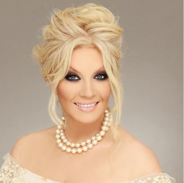 51-летняя Повалий вышла в свет с откровенным декольте