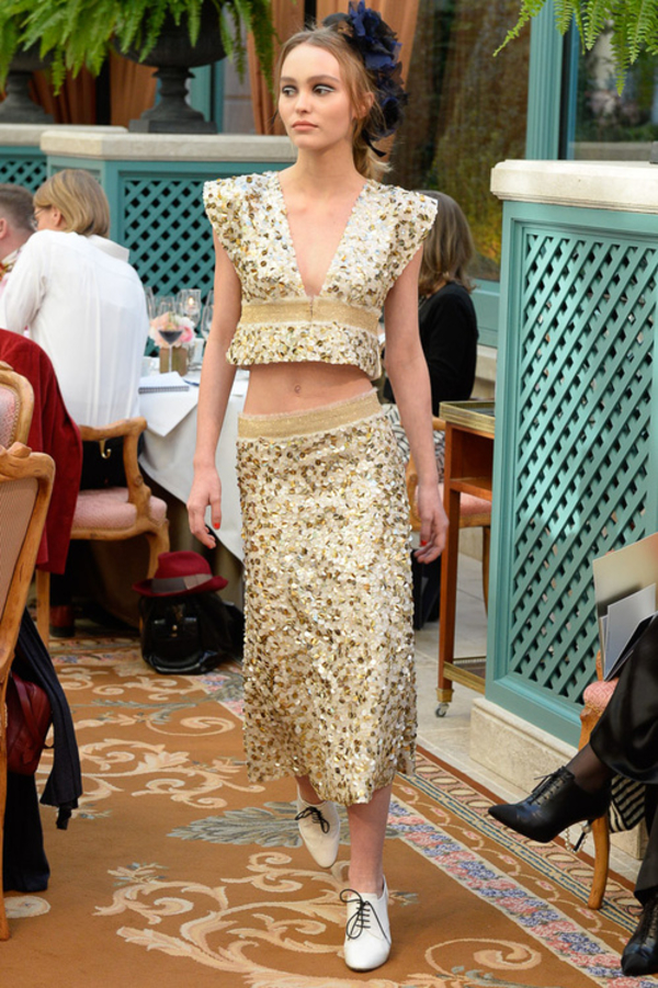 Лили Роуз-Депп и Кара Делевинь приняли участие  в показе Chanel