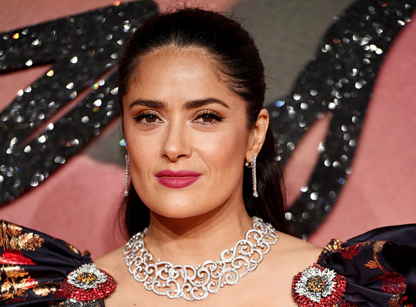 Fashion Awards 2016: 50-летняя Сальма Хайек показала пышный бюст