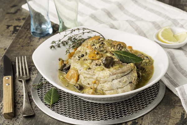 Как накрыть новогодний стол по-домашнему и не стоять у плиты?