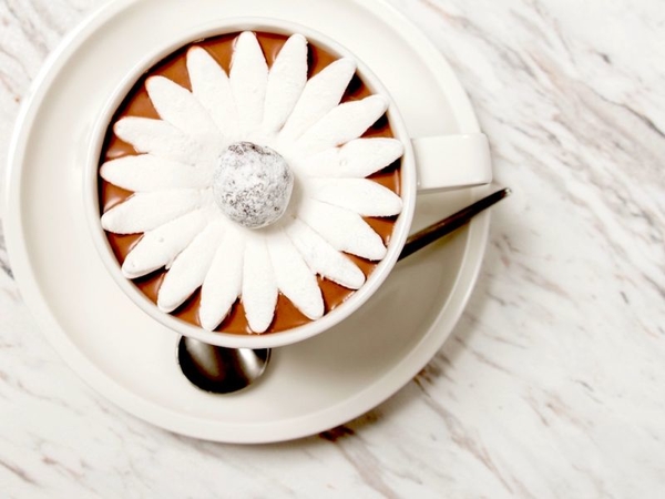 Цветок в чашке: появились маршмэллоу в виде распускающихся лепестков