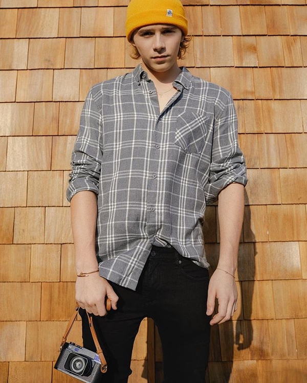 Бруклин Бекхэм опубликовал забавное фото своей звездной мамы