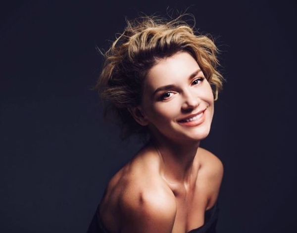 Солистка ВИА Гры похвасталась фигурой в спортивном купальнике