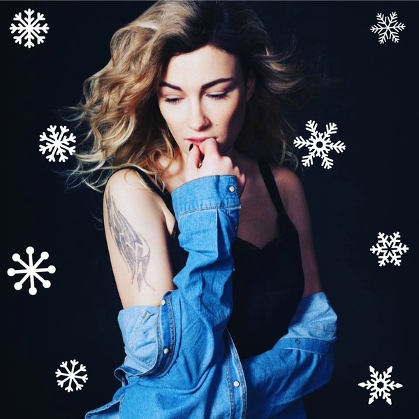 Выиграй новогодний подарок от звезды: любимую шаль Анастасии Приходько