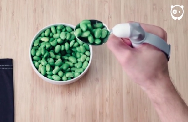 Создана уникальная ложка для людей с тремором