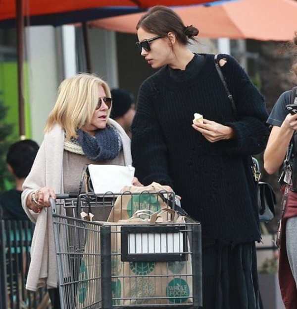 Папарацци запечатлели беременную Ирину Шейк в Лос-Анджелесе