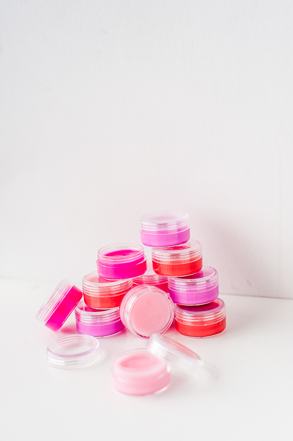 Три необычных способа применения бальзама для губ