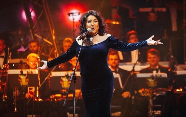 Лолита задумалась о покупке шикарного электромобиля