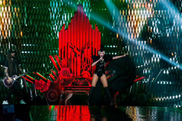 Обнаженная Оля Полякова приняла ванну в прямом эфире