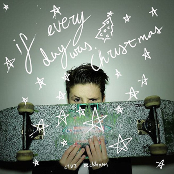 Круз Бекхэм презентовал клип на рождественскую песню