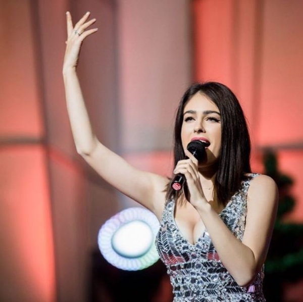 Маша Собко подчеркнула бюст сексуальным мини-платьем