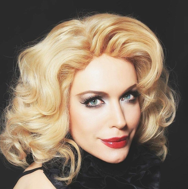 Травести-дива Монро показала лицо без макияжа и "беременный" животик