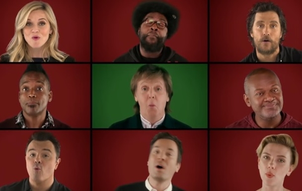 Риз Узерспун и Скарлетт Йоханссон акапельно спели рождественскую песню