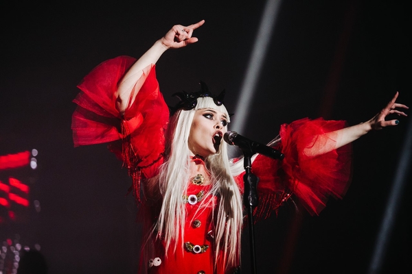 Фронтвумен The Hardkiss Юлия Санина показала семейные фото