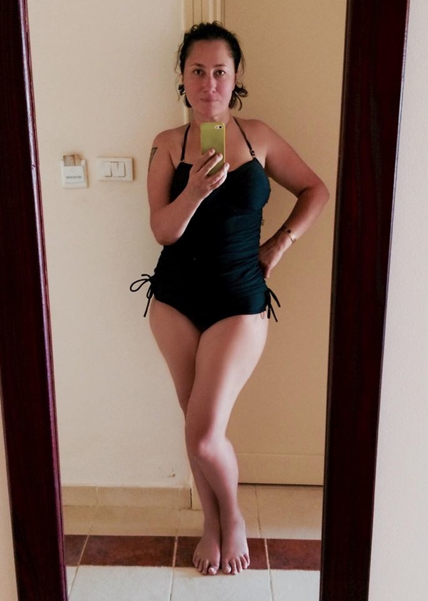 Алена Мозговая показала фигуру в купальнике