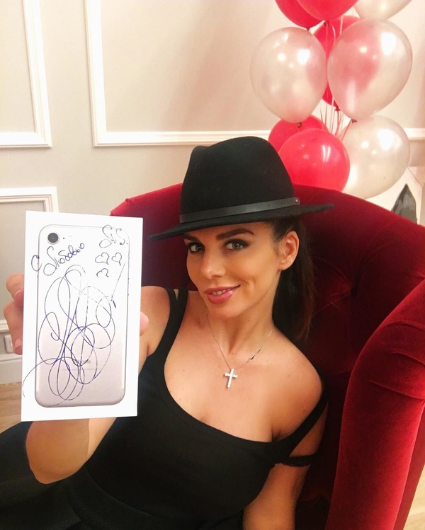 Анне Седоковой подарили сразу 12 букетов цветов