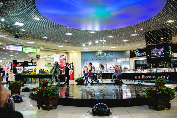 LIP DUB и модные платья для посетителей ТРЦ Караван