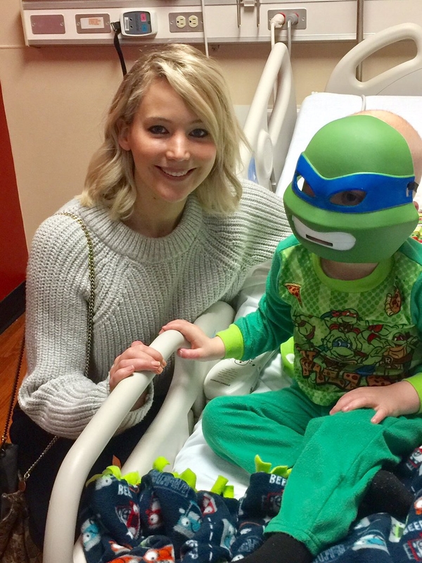 Дженнифер Лоуренс навестила больных деток