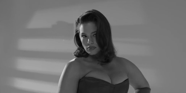 Модель plus-size снялась в соблазнительном ролике для LOVE